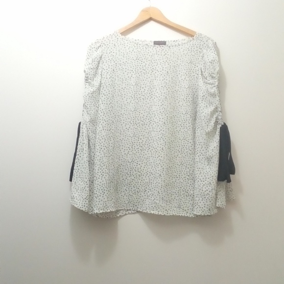 VINCE CAMUTO Floral Bell Sleeve Cold Shoulder Top - Picture 4 of 5